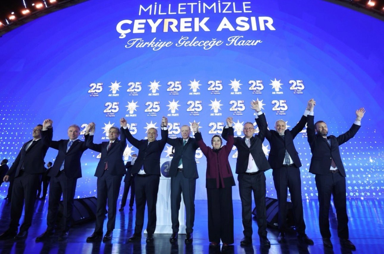 AK Parti’nin 25. kuruluş yıl dönümünde muhalefet partilerinden istifa eden 3 milletvekili ve 7 belediye başkanı düzenlenen törenle AK Parti’ye katıldı.